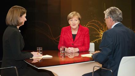 Bundeskanzlerin Angela Merkel stellte sich am Freitagabend im ZDF den Fragen von Bettina Schausten (l.) und Peter Frey.