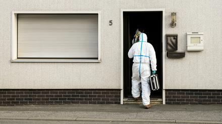 Polizisten der Spurensicherung gehen am Freitag in ein Haus in Wallenfels (Bayern). Die Polizei hatte in dem Haus sterbliche Überreste von sieben Säuglingen gefunden.