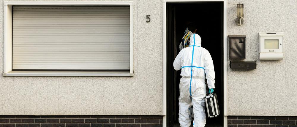 Polizisten der Spurensicherung gehen am Freitag in ein Haus in Wallenfels (Bayern). Die Polizei hatte in dem Haus sterbliche Überreste von sieben Säuglingen gefunden.