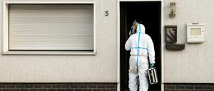 Polizisten der Spurensicherung gehen am Freitag in ein Haus in Wallenfels (Bayern). Die Polizei hatte in dem Haus sterbliche Überreste von sieben Säuglingen gefunden.