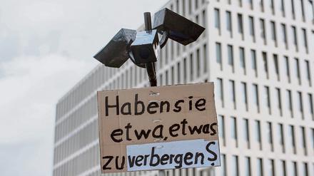 Protest gegen massenhafte Überwachung vor dem Neubau des Bundesnachrichtendienstes (BND).