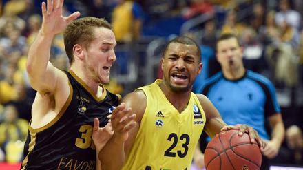 Jordan Taylor (r.) hatte wenig Spaß am Spiel gegen Ludwigsburg.