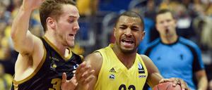 Jordan Taylor (r.) hatte wenig Spaß am Spiel gegen Ludwigsburg.