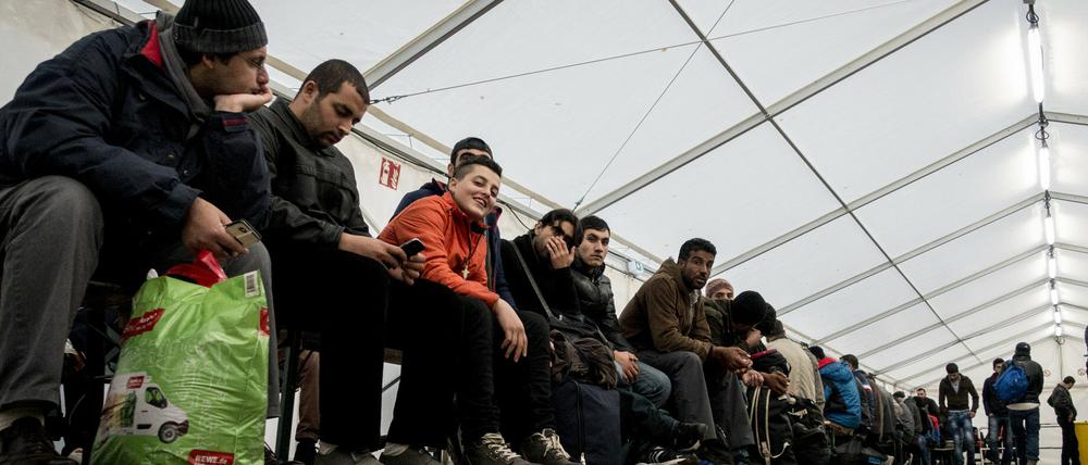 Flüchtlinge warten am Montag in einem Zelt vor dem Landesamt für Gesundheit und Soziales (LaGeSo) in Berlin auf ihre Registrierung. Der Einzelhandel erwartet auch durch ihre Kaufkraft einen starken Wachstum.