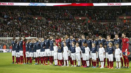 Marseillaise im Wembley-Stadion. Alle Spieler beider Teams stellten sich vor Anpfiff auf und sangen gemeinsam mit dem Publikum die französische Nationalhymne.