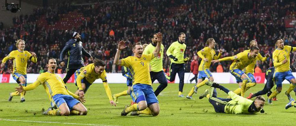 Schweden jubelt nach dem 2:2 in Dänemark über die erneute EM-Teilnahme.
