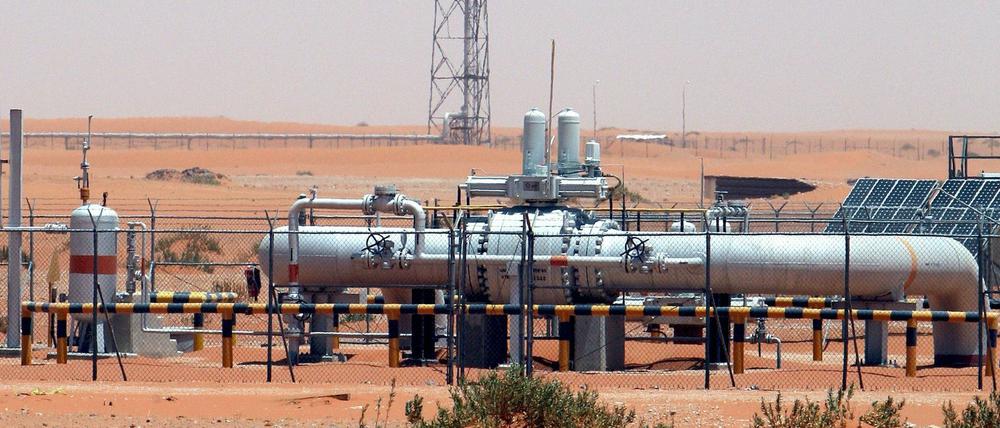 Ein Ölfeld in der Wüste, rund 150 Kilometer von der Saudi-Arabischen Hauptstadt Riad entfernt.