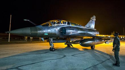 Frankreich flog Sonntagabend einen Luftangriff auf die IS-Hochburg Raqqa in Syrien. Das ist ein Foto, herausgegeben Etablissement de Communication et de Production Audiovisuelle de la Défense