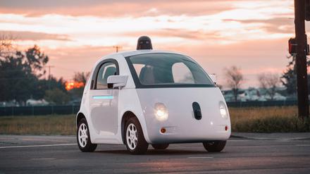Ein Prototyp des "Self-driving vehicle" von Google. Ein selbstfahrendes Auto von Google ist in Kalifornien von der Polizei gestoppt worden, weil es zu langsam unterwegs war.