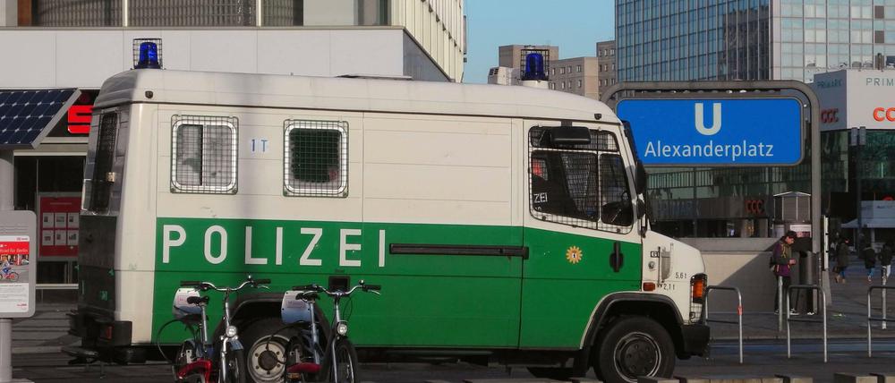 Stammgast: Am Alexanderplatz gibt es immer wieder Polizeieinsätze. 