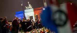 Auch am Sonntag erstrahlte das Brandenburger Tor in den französischen Nationalfarben.