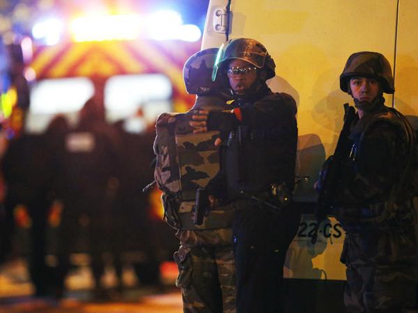 Sicherheitskräfte in der Nähe der Konzerthalle Bataclan in Paris.