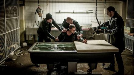 „Der große Schmerz“: Erstmals müssen TV-Kritiker einen „Tatort“ vorstellen, ohne ihn komplett gesehen zu haben. Nick Tschiller (Til Schweiger) wird darin hart rangenommen.