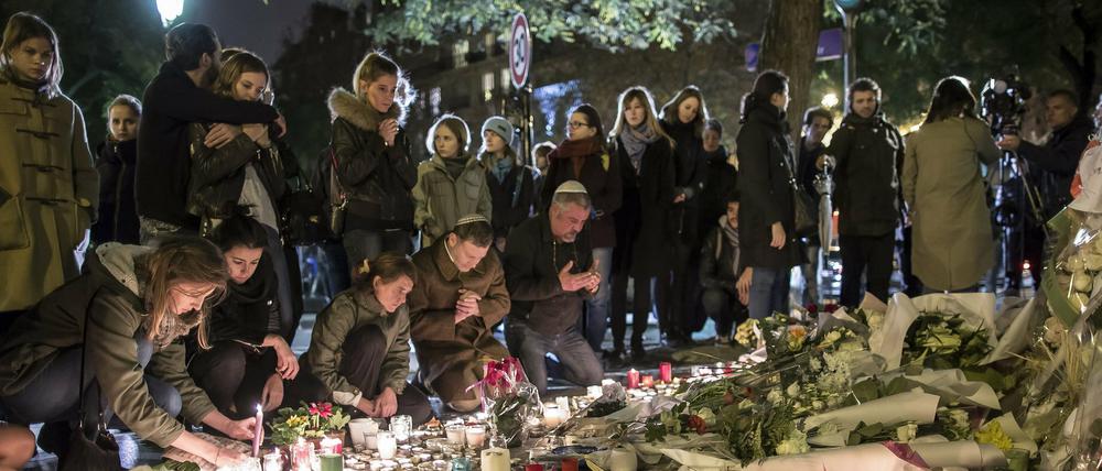 Trauer um die Opfer des Anschlags auf das Bataclan - ein erster der daran beteiligten Attentäter ist jetzt identifiziert.
