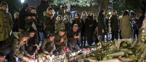 Trauer um die Opfer des Anschlags auf das Bataclan - ein erster der daran beteiligten Attentäter ist jetzt identifiziert.