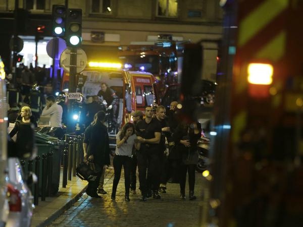 Sicherheitskräfte bringen Passanten in der Rue Bichat im 10. Arrondissement in Paris in Sicherheit.