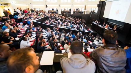 Informationsveranstaltung. Flüchtlinge an der Universität in Hamburg im Hörsaal.
