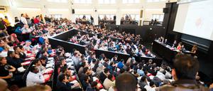 Informationsveranstaltung. Flüchtlinge an der Universität in Hamburg im Hörsaal. 