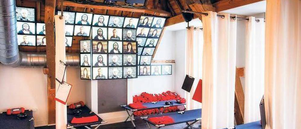 Im Notaufnahmelager. Das Museum zeigt anschaulich, wie es Flüchtlingen ergeht – zum Beispiel auf den Feldbetten.