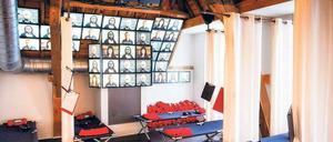 Im Notaufnahmelager. Das Museum zeigt anschaulich, wie es Flüchtlingen ergeht – zum Beispiel auf den Feldbetten.