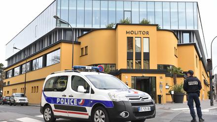 Die Polizist hat das Gebiet rund um das Teamhotel abgesperrt.