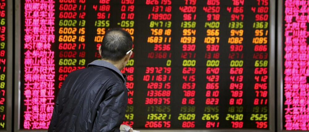 Ein Investor an der Börse in Beijing: China plant eine umfassendere Kontrolle seiner Börsen.
