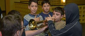 Laut und luftig. Beim Open House vor Beginn der Kulturradio-Kinderkonzerte dürfen alle mal probieren, ob Harfe, Kontrabass oder Trompete.
