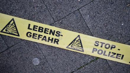 Ein Absperrungsband der Polizei liegt nach dem abgesagten Länderspiel am Dienstagmorgen vor dem Stadion in Hannover auf dem Boden. 
