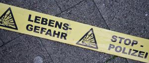 Ein Absperrungsband der Polizei liegt nach dem abgesagten Länderspiel am Dienstagmorgen vor dem Stadion in Hannover auf dem Boden. 