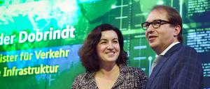 Rennen oder Kriechen - der Ausbau schneller Datennetze kommt in Deutschland nur langsam voran. Verantwortlich für das Projekt Breitbandausbau ist Verkehrsminister Alexander Dobrindt, hier mit Staatssekretärin Dorothee Bär (beide CSU) bei der Eröffnung des "Data-Run" des Ministeriums Mitte November. Bei der Veranstaltung sollen IT-Experten aus den Verkehrs- und Wetterdaten von Bundesbehörden neue Mobilitätsanwendungen entwickeln.