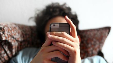 Ein "Smombie" nutzt sein Smartphone ausgiebig.