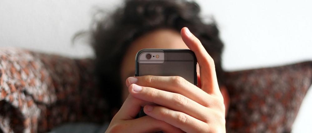 Ein "Smombie" nutzt sein Smartphone ausgiebig.
