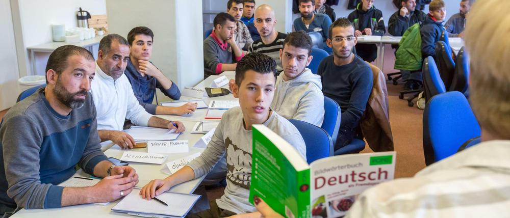 Flüchtlinge aus Syrien lernen in Erfurt in einem 320-stündigen Einstiegskurs die deutsche Sprache. Die Kurse gehören zum Sofortprogramm der Bundesagentur für Arbeit für Flüchtlinge unsicherer Herkunftsstaaten.