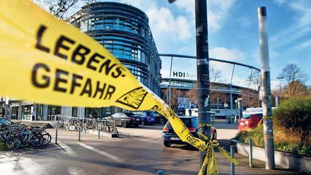 Es soll doch nur ein Spiel sein. Das Stadion in Hannover am Tag, nach dem das Länderspiel abgesagt werden musste. Foto: dpa/Stratenschulte