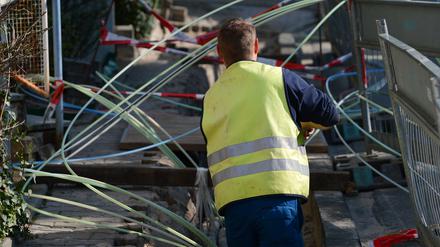 Kabel oder Funk - das ist eine große Frage beim Breitbandausbau. Die Verbraucherzentrale Sachsen gibt dem Kabel den Vorzug. Das Bild zeigt die Verlegung von Erdkabeln in Bensheim, Hessen.