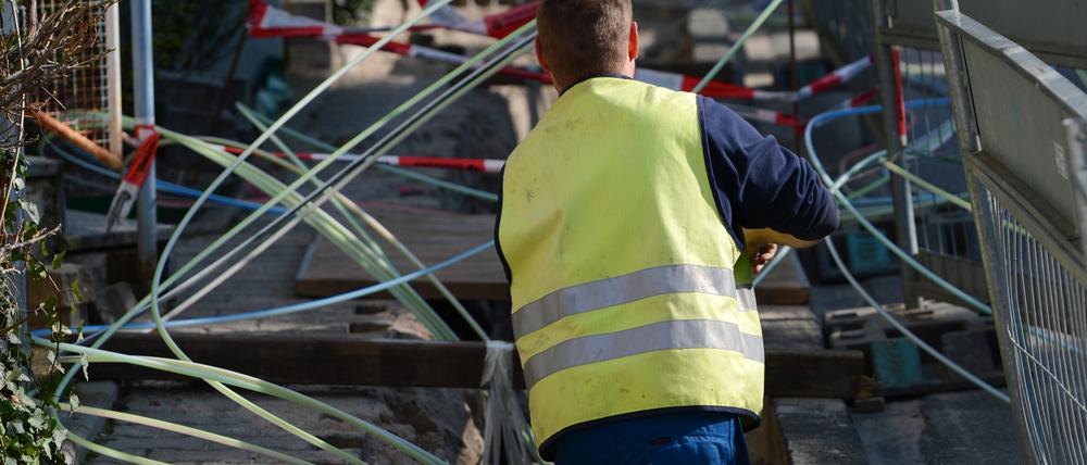 Kabel oder Funk - das ist eine große Frage beim Breitbandausbau. Die Verbraucherzentrale Sachsen gibt dem Kabel den Vorzug. Das Bild zeigt die Verlegung von Erdkabeln in Bensheim, Hessen.