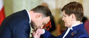 Polens Präsident Andrzej Duda gratuliert der neuen Ministerpräsidentin Beata Szydlo.