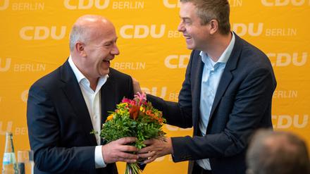 CDU-Spitzenkandidat Kai Wegner (l.) – hier mit Generalsekretär Stefan Evers – ist bei der Berlin-Wahl ein echtes Kunststück gelungen.