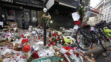 Blumen und Kerzen vor einem Anschlagsort in der französischen Hauptstadt Paris.