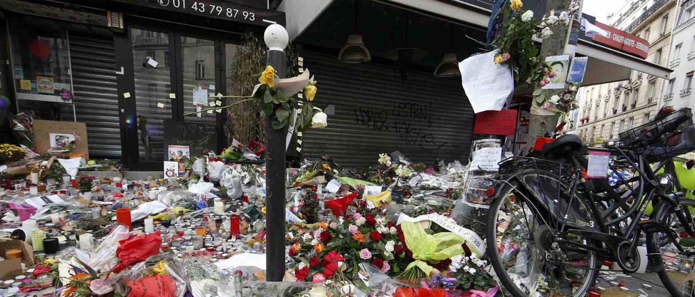 Blumen und Kerzen vor einem Anschlagsort in der französischen Hauptstadt Paris.