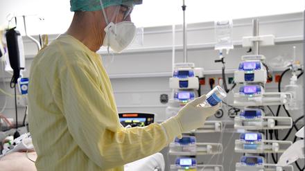 Ein Mitarbeiter im Gesundheitswesen arbeitet auf der Intensivstation 1c der Salzburger Landeskliniken (SALK). Die Krankenhaus-Versorgung im österreichischen Bundesland Salzburg steht wegen der angespannten Corona-Lage auf der Kippe. +++ dpa-Bildfunk +++