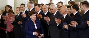 Polens neue Mintserpräsidentin Beata Szydlo und ihre Minister.