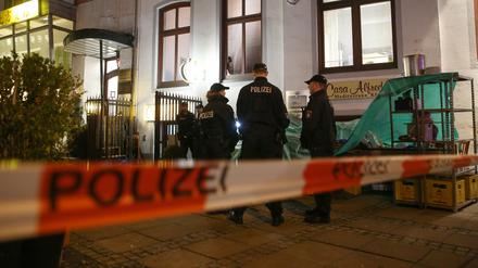 Polizisten stehen vor einem Restaurant in Hamburg. In dem Restaurant im Hamburger Stadtteil St. Georg hat die Polizei am Mittwoch eine Leiche gefunden.