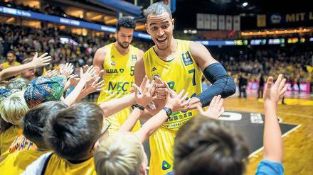 Die Berliner Alex King (r.) und Mitchell Watt feiern nach dem Sieg gegen München mit den Fans.