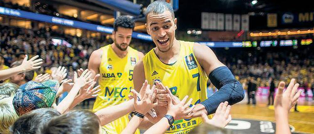 Die Berliner Alex King (r.) und Mitchell Watt feiern nach dem Sieg gegen München mit den Fans.