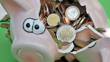 Viele Jugendliche horten ihr Erspartes lieber zuhause im Sparschwein als es zur Bank zu bringen.