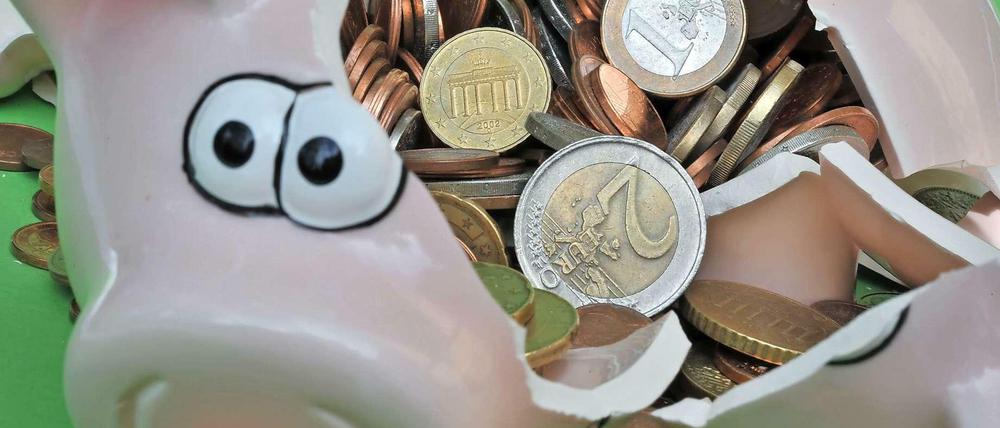 Viele Jugendliche horten ihr Erspartes lieber zuhause im Sparschwein als es zur Bank zu bringen.