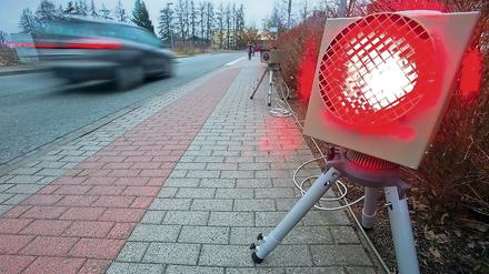Ein roter Blitz leuchtet am 20.01.2014 in Schwerin (Mecklenburg-Vorpommern) bei einer Vorführung der Polizei an einer der vier fabrikneuen Geschwindigkeitsmessanlagen auf.