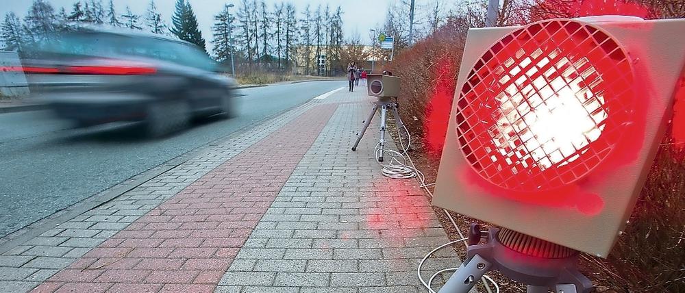 Ein roter Blitz leuchtet am 20.01.2014 in Schwerin (Mecklenburg-Vorpommern) bei einer Vorführung der Polizei an einer der vier fabrikneuen Geschwindigkeitsmessanlagen auf.