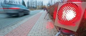 Ein roter Blitz leuchtet am 20.01.2014 in Schwerin (Mecklenburg-Vorpommern) bei einer Vorführung der Polizei an einer der vier fabrikneuen Geschwindigkeitsmessanlagen auf. 
